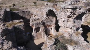 Roma döneminden kalma tarihi kalıntılar. Taştan kaleler ve duvarlar.