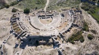 Tarihi kalıntıların, sütunların, antik Miletus kentindeki antik tiyatro ve tapınakların görüntüleri.