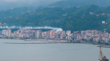 Bombalar atıp duman çıkaran ve akrobatik hareketler yapan savaş uçağının gösterisi..