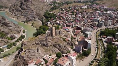 Orta Çağ 'dan kalma tarihi şato kalıntıları. Coruh nehrinin kıyısındaki Spir bölgesindeki tarihi taş kalıntılarının görüntüleri..