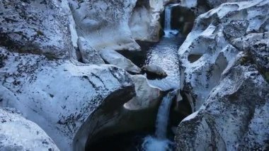 Granit kayalıkların aşınmasıyla oluşmuş bir gölün görüntüleri ve yüksek akışlı bir nehir ve şelale tarafından aşınmış kayalar..