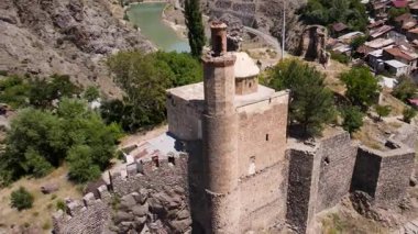 Orta Çağ 'dan kalma tarihi şato kalıntıları. Coruh nehrinin kıyısındaki Spir bölgesindeki tarihi taş kalıntılarının görüntüleri..