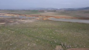 Göl kıyısında ata binen insanların görüntüleri..