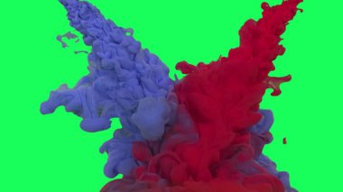 Soyut renkli mürekkebin yavaş çekim görüntüsü yeşil arka planda suya yayılıyor.