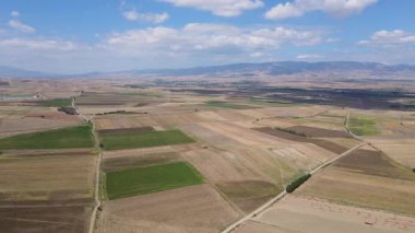 Mısır, buğday, ayçiçeği ve pamuk tarlaları olan büyük tarım arazilerinin hava görüntüleri.
