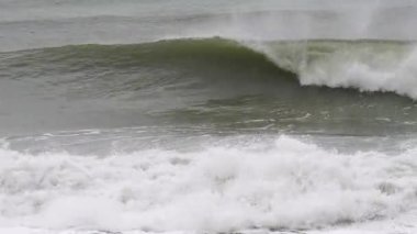 Beyaz köpüklü okyanus dalgalarının görüntüsü.