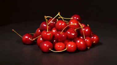 Siyah arka planda vişne meyvelerinin yakın plan görüntüleri.