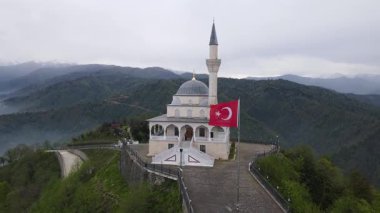 Rize Qibla Dağı 'ndaki caminin, aynı zamanda dağ camisi ve ibadet tepesi olarak da bilinen görüntüsü, birçok insanın ziyaret ettiği bir turizm merkezi..