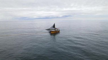 Ağlarını geri alan büyük bir balıkçı teknesinin görüntüsü.. 