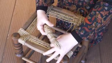 Geleneksel motifler, ahşap bir çemberin üzerine işlenmiş kumaşa işlenmiş. Etkileyici görünümlü ve renkli ipliklerle yapılmış el sanatları..