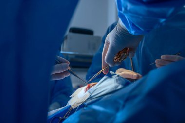 Blepharoplasty, kusurları düzeltmek için estetik ameliyat, deformasyonlar, ve göz kapaklarında defigürasyonlar ve yüz estetik olarak değişiklik için. Klinikte.