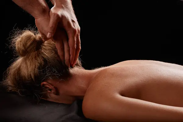 Male Masseur Massages Girls Neck 어두운 마사지 — 스톡 사진