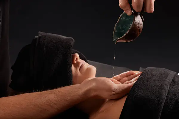Ein Professioneller Masseur Oder Massagetherapeut Wickelt Ein Handtuch Den Hals — Stockfoto