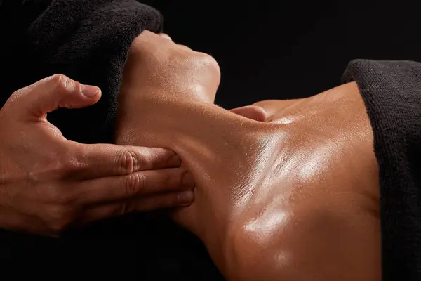 Ein Männlicher Masseur Massiert Den Nacken Eines Mädchens Auf Dunklem — Stockfoto