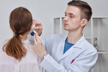 Doktor cerrah Otoplasty operasyonu için hazırlanıyor, Kulak estetiği, çıkıntılı kulakların düzeltilmesi.