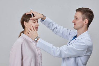 Plastik cerrah Blepharoplasty ve Blepharoplasty ameliyatına hazırlanıyor.