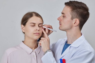 Estetik ameliyattan önce yüzünü işaretleyen bir kadının, klinikteki göz bölgesini değiştirmek için kan kaybından ölmesi.
