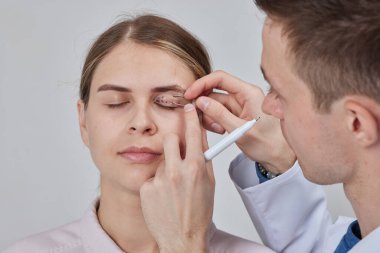 Plastik cerrah Blepharoplasty ve Blepharoplasty ameliyatına hazırlanıyor.