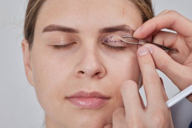 Plastik cerrah Blepharoplasty ve Blepharoplasty ameliyatına hazırlanıyor.