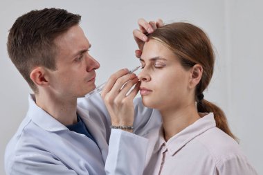 Plastik cerrah Blepharoplasty ve Blepharoplasty ameliyatına hazırlanıyor.