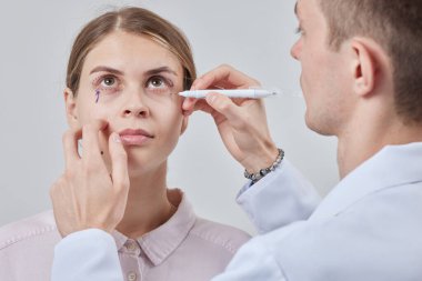 Estetik ameliyattan önce yüzünü işaretleyen bir kadının, klinikteki göz bölgesini değiştirmek için kan kaybından ölmesi.