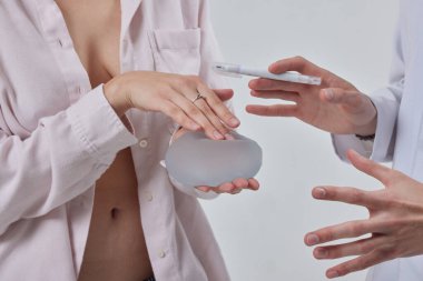 Profesyonel plastik cerrah, kadın hastasına silikon göğüs implantı, mastıri konsept, BREAST LIFT