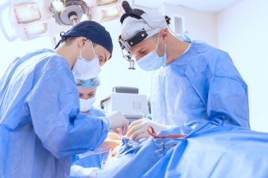 Blepharoplasty, kusurları düzeltmek için estetik ameliyat, deformasyonlar, ve göz kapaklarında defigürasyonlar ve yüz estetik olarak değişiklik için. Klinikte.