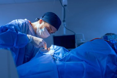 Blepharoplasty, kusurları düzeltmek için estetik ameliyat, deformasyonlar, ve göz kapaklarında defigürasyonlar ve yüz estetik olarak değişiklik için. Klinikte.