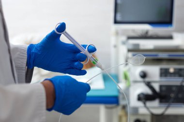 Doktor, kolunda kırık bir kol olan bir hastanın koluna yara bandı yapıştırdı.