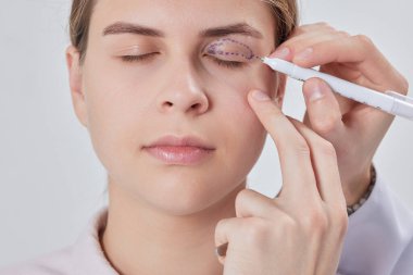Plastik cerrah Blepharoplasty ve Blepharoplasty ameliyatına hazırlanıyor.