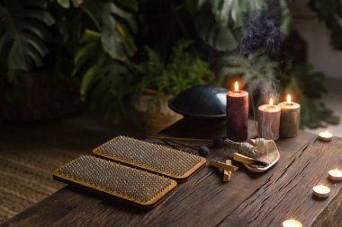 Sadhu tahtası, çivili yoga tahtası, çivili adam, yoga konsepti.