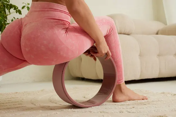 Junges Flexibles Mädchen Beim Turnen Beweglichkeit Und Dehnen Mit Einem — Stockfoto