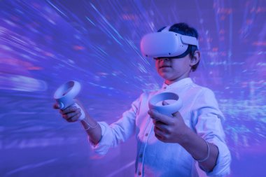 VR kulaklık konusunda deneyimli bir adam sanal gerçeklikte artırılmış gerçeklik gözlüğü kullanıyor..