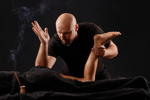 Schöner Männlicher Masseur Bei Einer Massage Auf Dem Bein Eines — Stockfoto