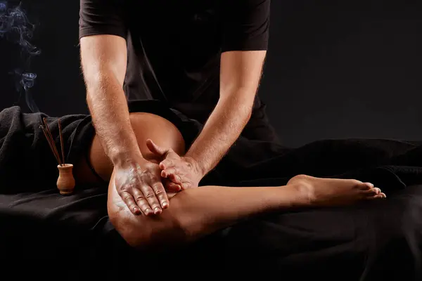 Schöner Männlicher Masseur Bei Einer Massage Auf Dem Bein Eines — Stockfoto