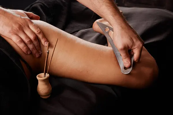 Männliche Masseur Tut Gua Sha Massage Einem Mädchen Auf Einem — Stockfoto