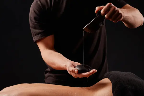 Ein Mann Erhält Eine Massage Mit Heißen Steinen Ein Masseur — Stockfoto