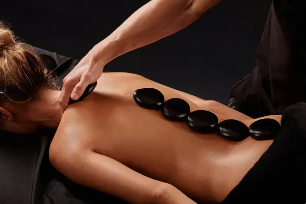 Ein Mann Erhält Eine Massage Mit Heißen Steinen Ein Masseur — Stockfoto