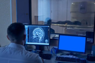 Doktor MR makinesi kullanan kişiye teşhis koydu