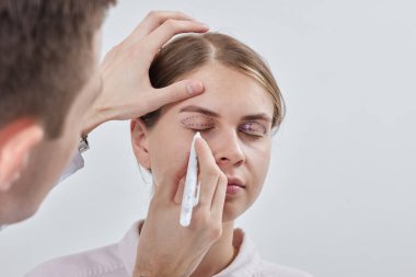 Plastik cerrah Blepharoplasty ve Blepharoplasty ameliyatına hazırlanıyor.