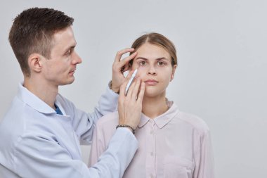 Plastik cerrah Blepharoplasty ve Blepharoplasty ameliyatına hazırlanıyor.