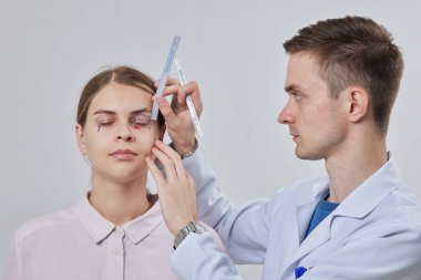 Estetik ameliyattan önce yüzünü işaretleyen bir kadının, klinikteki göz bölgesini değiştirmek için kan kaybından ölmesi.