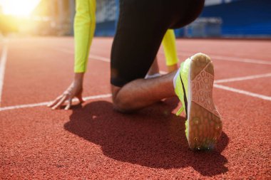 Gün batımında stadyumda atletizm antrenmanlarının koşu ayakkabısı, spor müsabakaları için hazırlanma, Fransa 'nın Paris şehrinde yaz olimpiyatları