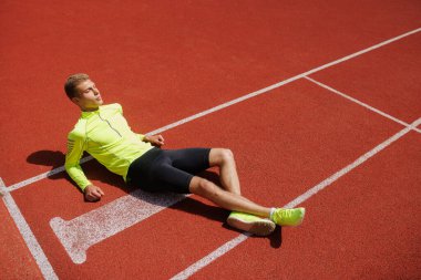 Profesyonel spor, spor ve olimpiyat oyunları, bir adam stadyumda koşuyor.