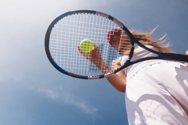 Tenis kortunda tenis oynayan genç bir kadın olimpiyat sporu, açık hava aktiviteleri konsepti.