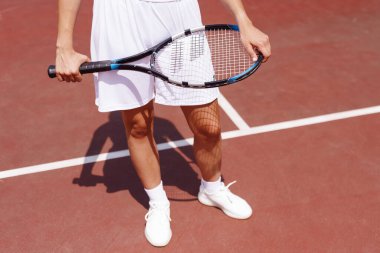 Tenis kortunda tenis oynayan genç bir kadın olimpiyat sporu, açık hava aktiviteleri konsepti.