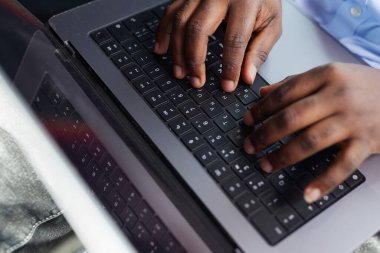 Bilgisayarda çalışan koyu tenli bir erkeğin yakın çekimi, Amerikan Afrika işi, online sohbet.,