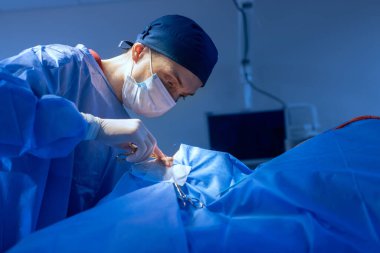 Blepharoplasti, göz kapaklarındaki kusurları düzeltmek için estetik ameliyat göz bölgesini estetik olarak değiştirmek için. Bir klinikte yağ birikintilerinin alınması, bir cerrahi ekip bir operasyon gerçekleştirir.
