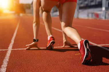Gün batımında stadyumda atletizm antrenmanlarının koşu ayakkabısı, spor müsabakaları için hazırlanma, Fransa 'nın Paris şehrinde yaz olimpiyatları