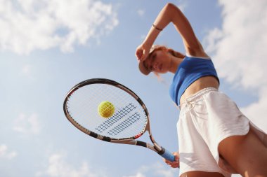 Tenis kortunda tenis oynayan genç bir kadın olimpiyat sporu, açık hava aktiviteleri konsepti.